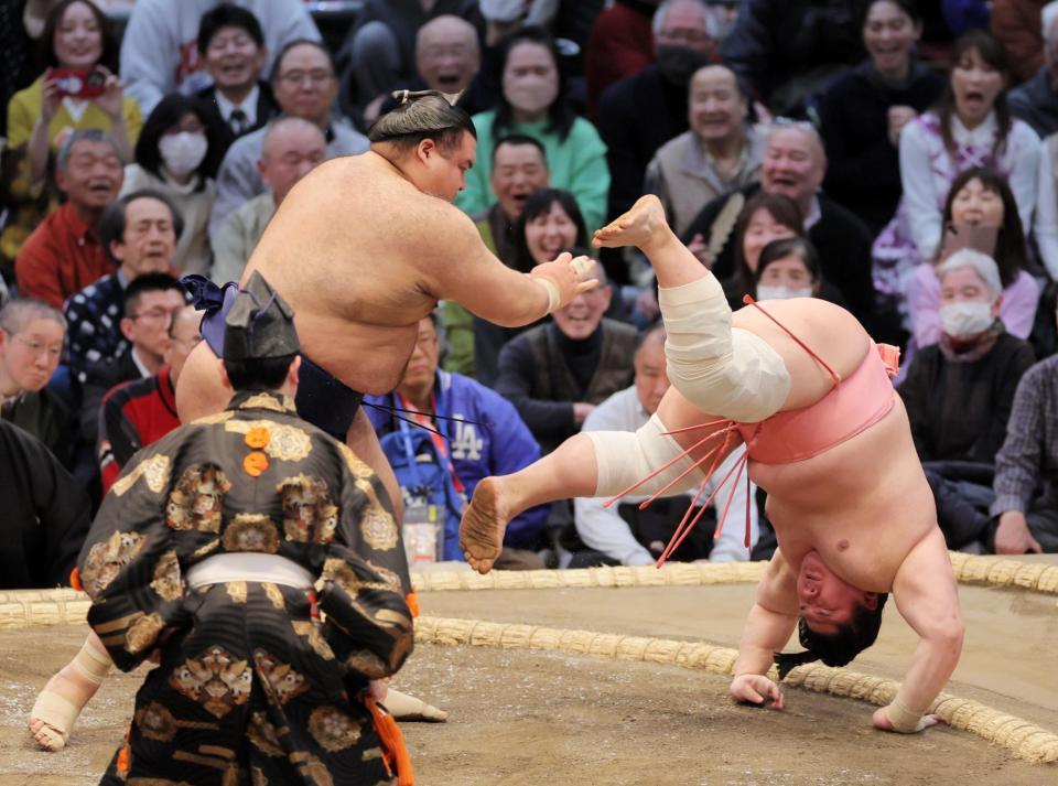 　高安（左）がはたき込みで宇良を下す