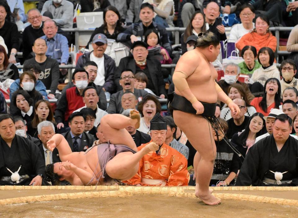 　翔猿を突き落としで下した阿炎（撮影・金居みつよし）