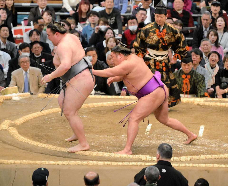 　金峰山を押し出しで下した尊富士（撮影・金居みつよし）