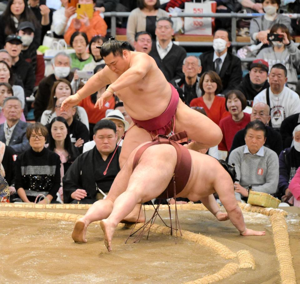 　熱海富士を肩すかしで破った遠藤（撮影・金居みつよし）