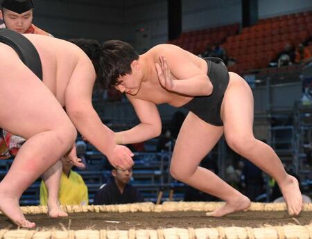 　二川（左）を攻める山野辺（撮影・西田忠信）