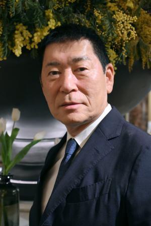 　取材に応じる国際体操連盟の渡辺守成会長＝１０日、モスクワ（共同）