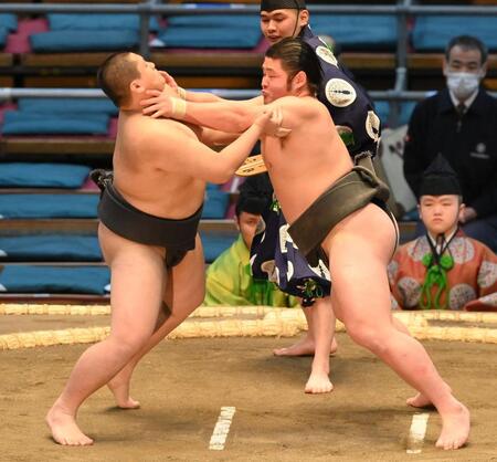 　山内（左）を攻める今田（撮影・西田忠信）