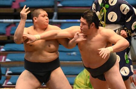 　山内（左）を攻める今田（撮影・西田忠信）