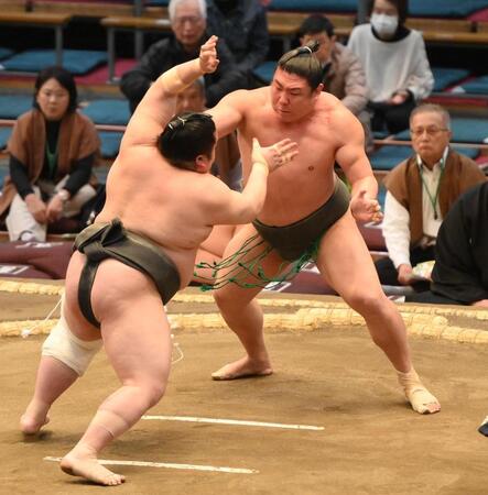 　藤闘志（左）を攻める若隆元（撮影・西田忠信）