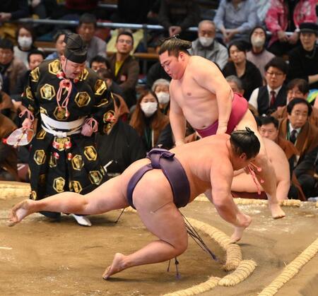　湘南乃海（下）をはたき込みで破る遠藤（撮影・西田忠信）