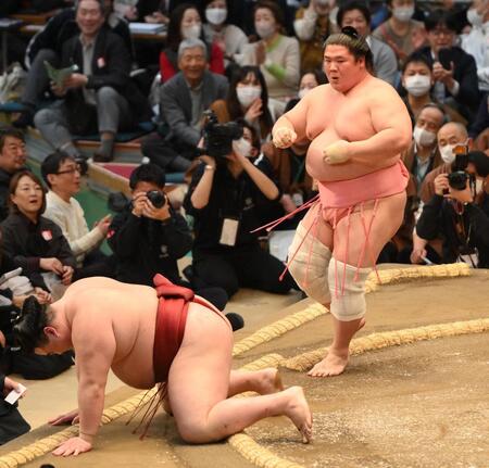 　隆の勝（左）をとったりで破った宇良（撮影・西田忠信）