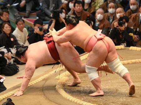 　隆の勝（左）をとったりで破る宇良（撮影・西田忠信）