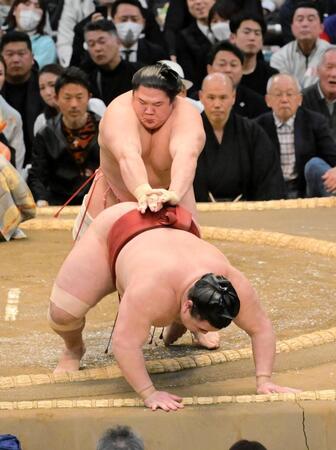 宇良が「とったり」で逆転勝ち NHK中継「まるで闘牛士のよう」 土俵際でひらり