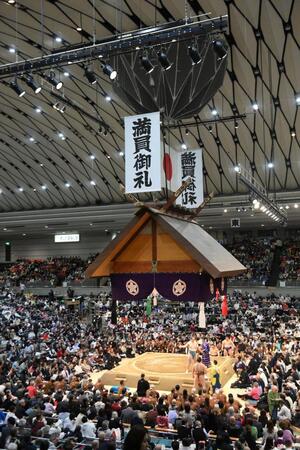　満員御礼となった大相撲春場所３日目（撮影・西田忠信）