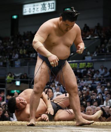 　若元春（奥）を首投げで下した豊昇龍＝エディオンアリーナ大阪