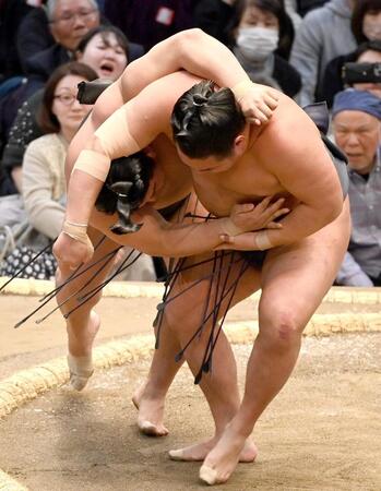 　豊昇龍（右）が首投げで若元春を下す