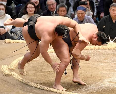 　豊昇龍（右）が首投げで若元春を下す