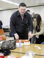 　相撲レポーターの横野レイコさんとケーキに入刀する宮城野親方