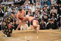 　湘南乃海をたたき込みで敗った遠藤（撮影･金居みつよし）