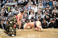 　湘南乃海をたたき込みで敗った遠藤（撮影・金居みつよし）