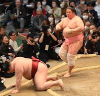 　隆の勝（左）をとったりで破った宇良（撮影・西田忠信）