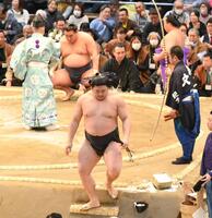 　豊昇龍に首投げで敗れた若元春（撮影・西田忠信）