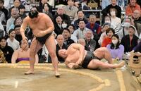 　豊昇龍に首投げで敗れ、悔しそうな表情の若元春（撮影･金居みつよし）
