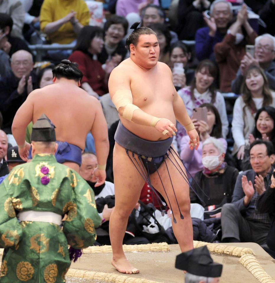 　若隆景（左奥）を寄り切りで下した豊昇龍（撮影・横田信哉）