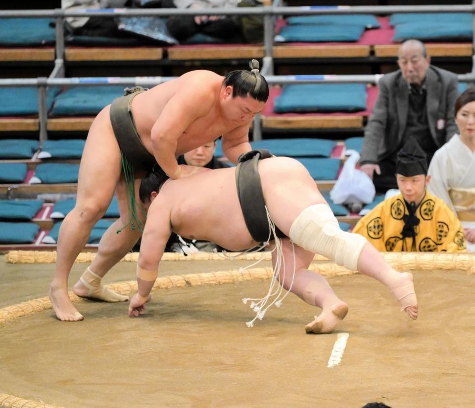 　藤闘志をたたき込みで下した若隆元（撮影･金居みつよし）