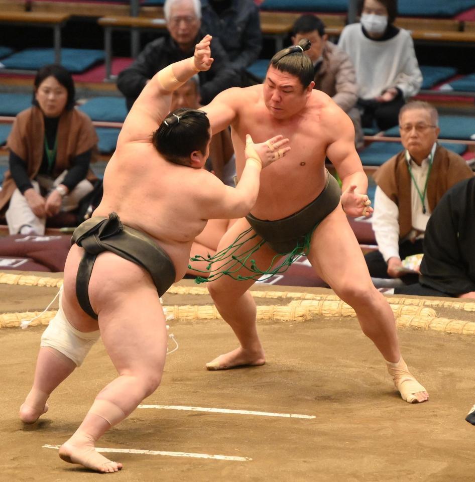 　藤闘志（左）を攻める若隆元（撮影・西田忠信）