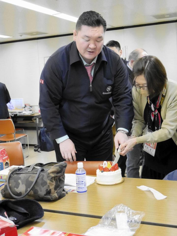 　相撲レポーターの横野レイコさんとケーキに入刀する宮城野親方