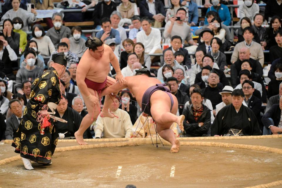 　湘南乃海をたたき込みで敗った遠藤（撮影･金居みつよし）