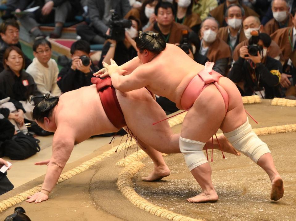 　隆の勝（左）をとったりで破る宇良（撮影・西田忠信）