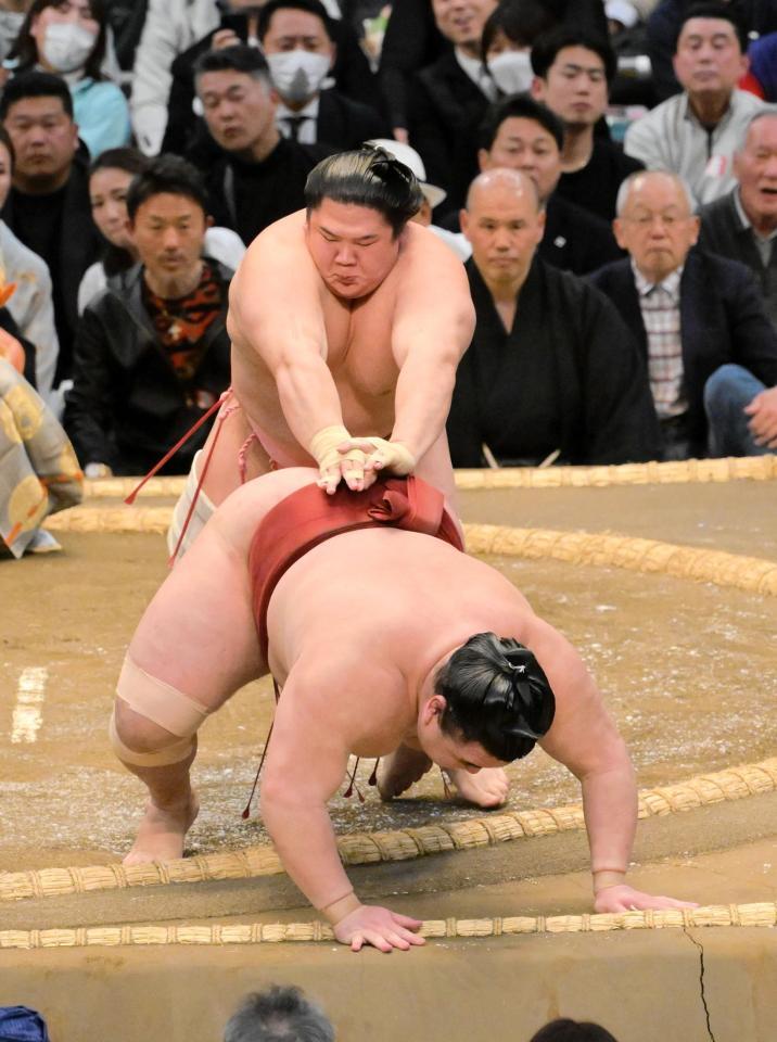 　隆の勝をとったりで下した宇良（撮影･金居みつよし）