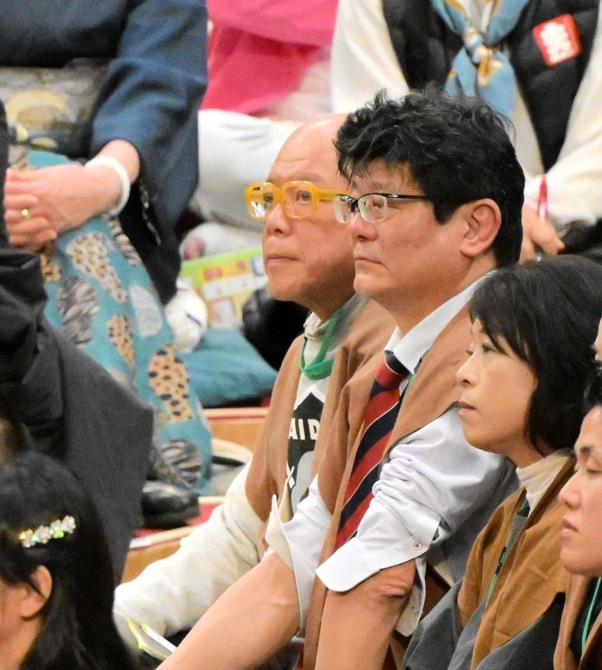 　大相撲を観戦するタージン（撮影･金居みつよし）