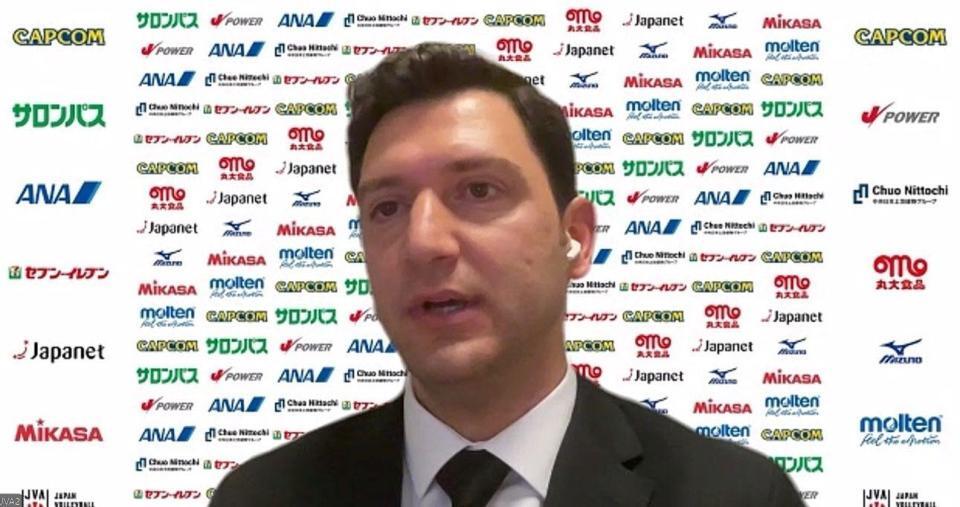 　オンラインでの就任内定会見に出席したアクバシュ監督