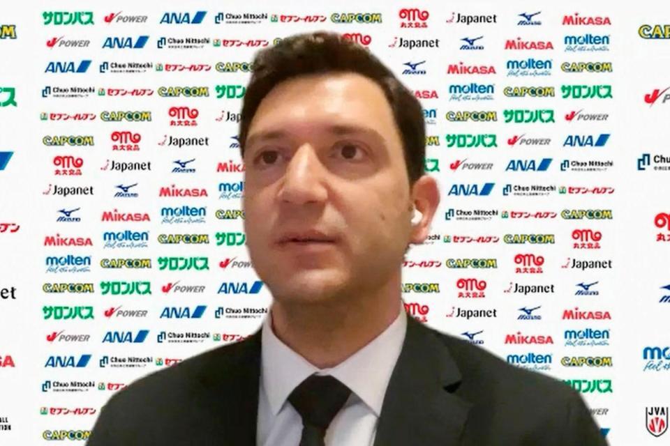 　オンラインで記者会見する、バレーボール女子日本代表の新監督就任が決まったフェルハト・アクバシュ氏