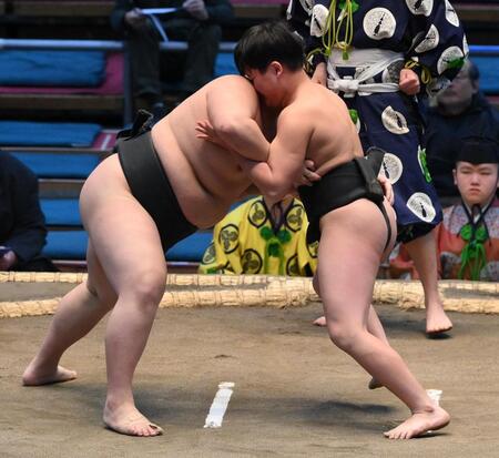 　梅山（左）を攻める山野辺（撮影・西田忠信）