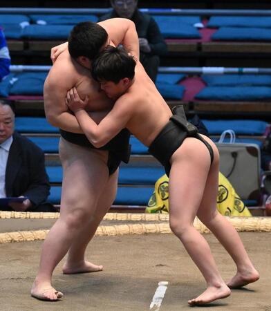 　梅山（左）を攻める山野辺（撮影・西田忠信）