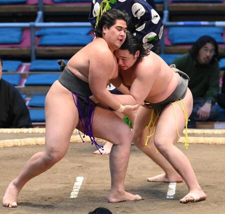 　光武蔵（左）を攻める天狼星（撮影・西田忠信）