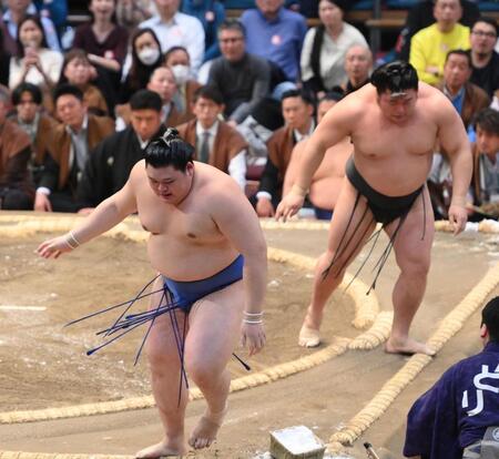 　若元春（右）に押し出しで敗れた大の里（撮影・西田忠信）