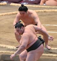 　北天海（手前）を寄り切りで破る炎鵬（撮影・西田忠信）