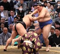 　大の里（右）をを押し出しで破る若元春（撮影・石井剣太郎）