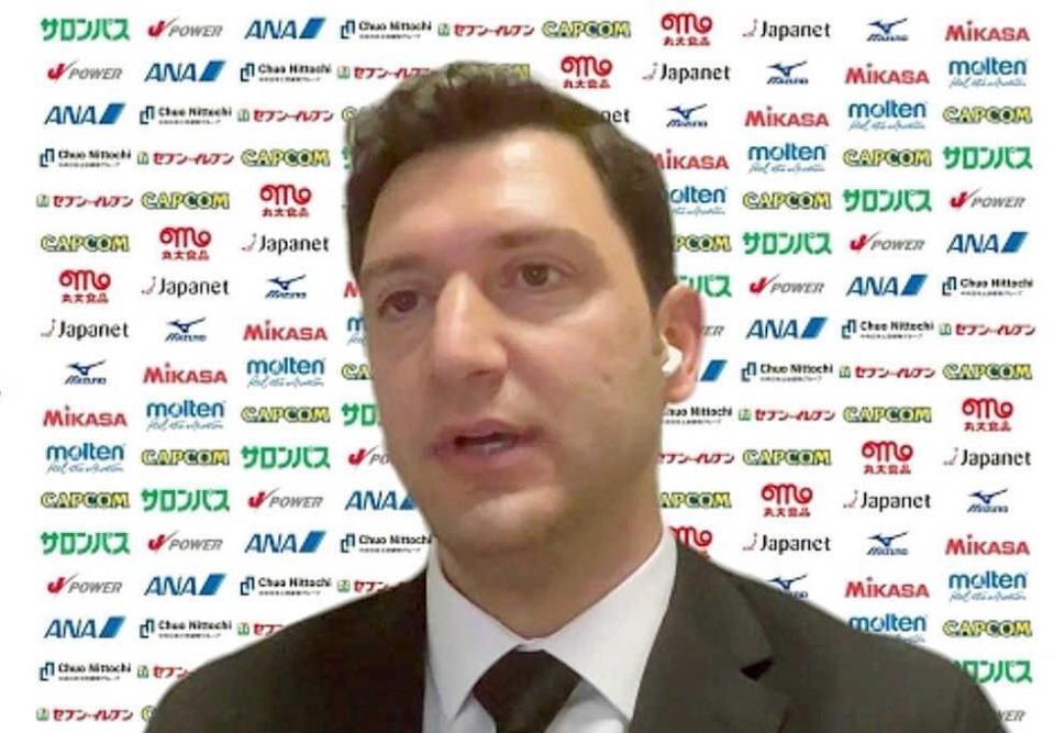 　オンライン会見するアクバシュ氏