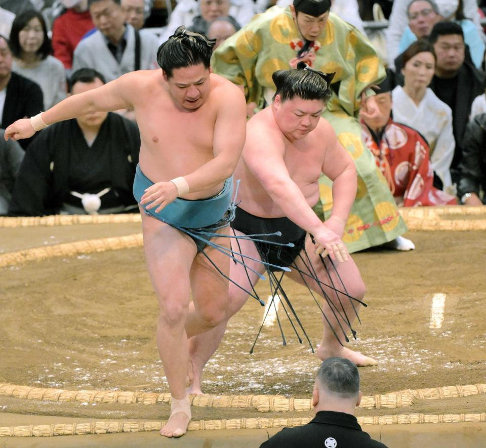 　玉正鳳（左）を押し出しで破る時疾風（撮影・金居みつよし）