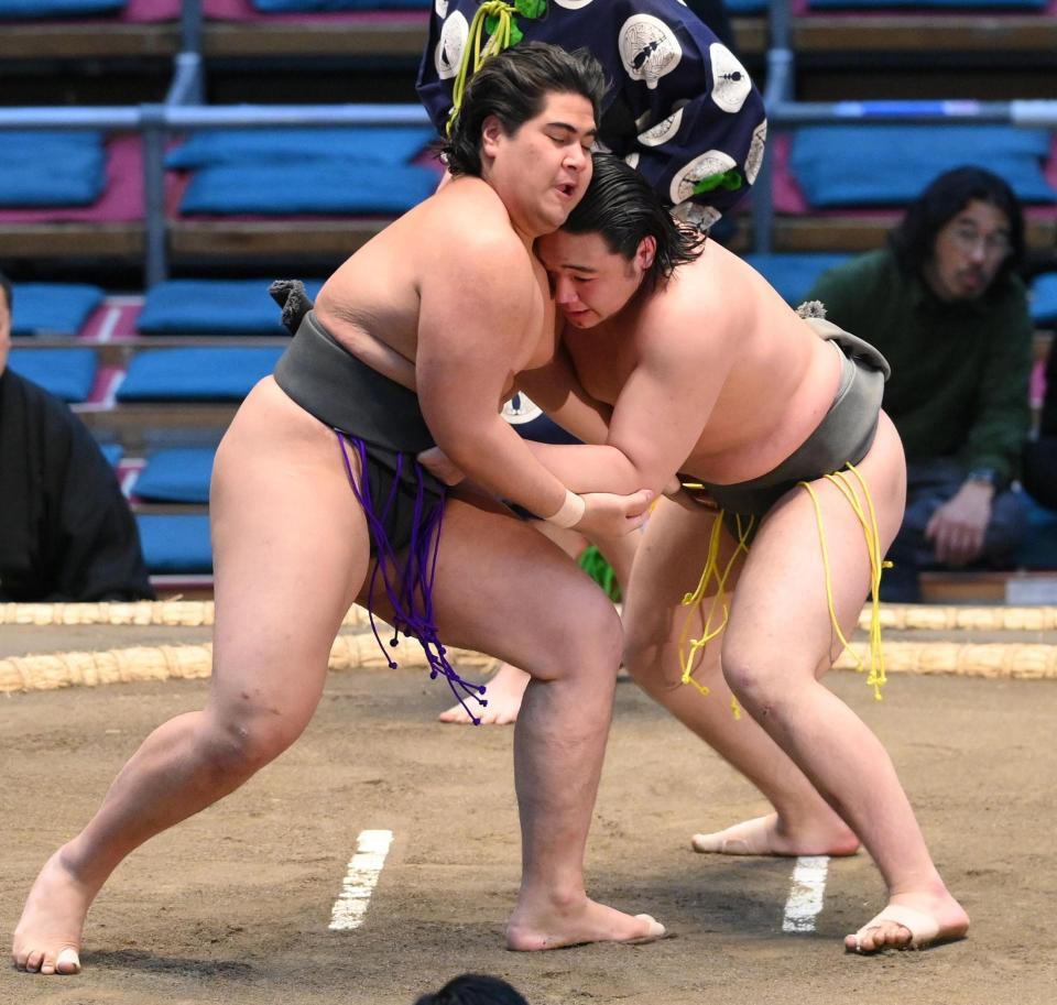 　光武蔵（左）を攻める天狼星（撮影・西田忠信）