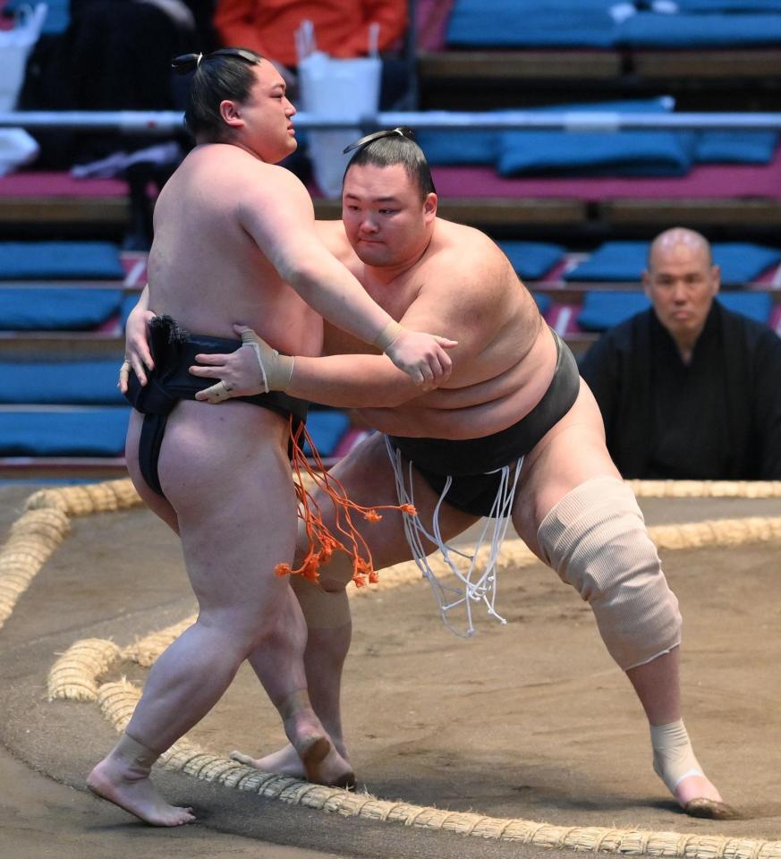 　川村（左）を寄り切りで破る朝乃山（撮影・西田忠信）