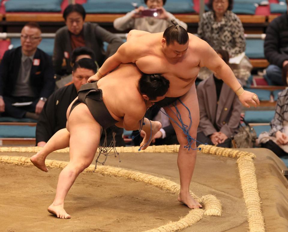 　北天海（右）を寄り切りで破る炎鵬（撮影・石井剣太郎）