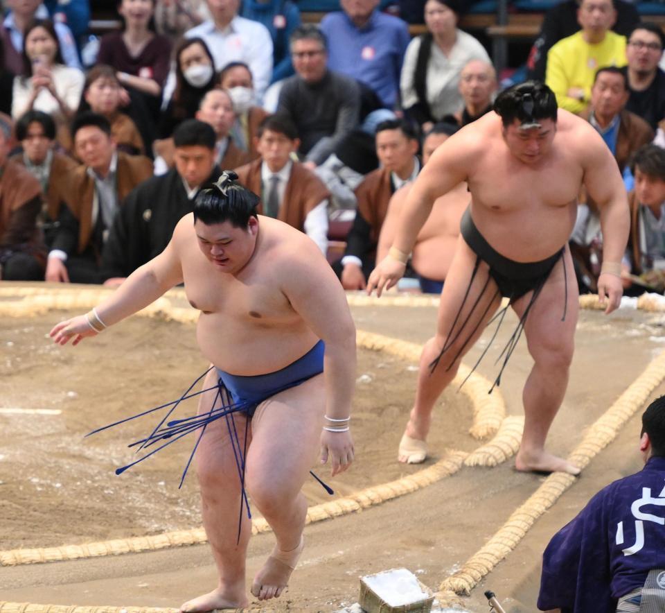 　若元春（右）に押し出しで敗れた大の里（撮影・西田忠信）