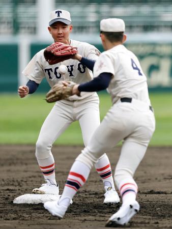 　甲子園で守備練習する東洋大姫路ナイン