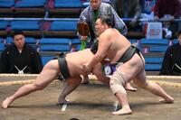 　碇潟（左）と立ち合う朝乃山（撮影・西田忠信）