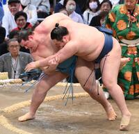 　阿武剋（右）を寄り切りで破る獅司（撮影・西田忠信）