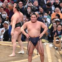 　千代翔馬（左）に寄り切りで敗れ、唇をかむ豊昇龍（撮影・西田忠信）