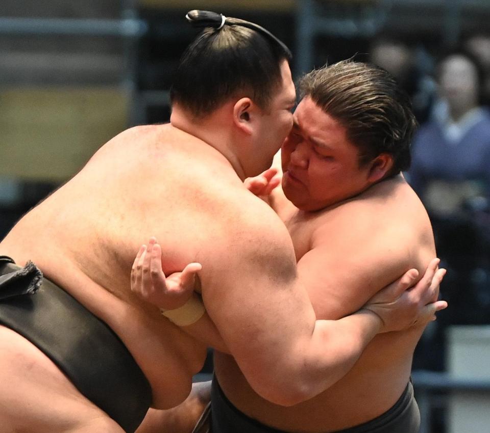 　朝乃山（左）は積極的に攻め、押し倒しで碇潟を破る